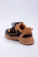 Championes deportivos Paddock modelo Ibizas, en combinación de color tostado y negro, con suela robusta y cordones oscuros.