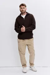 Pantalon de corte recto confeccionado en pana color beige, con cintura elástica y cordón ajustable.