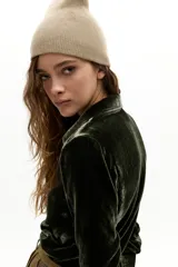 Camisa de manga larga confeccionada en terciopelo de seda color verde musgo, con cuello camisero clásico y botones forrados al tono.