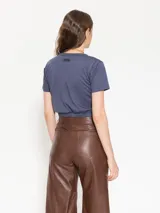 Remera color borgoña de algodón pima, con escote redondo, mangas cortas y elástico en la cintura.