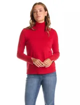 Polera de tejido fino, color rosado, con cuello alto, manga larga y detalle de tajo en los puños.