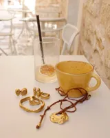 Anillo de diseño orgánico y macizo con forma irregular, elaborado artesanalmente en metal.