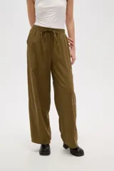 Pantalon de viscosa color verde militar, de corte ancho y tiro medio. Presenta cintura elástica con cordón de ajuste y costuras verticales decorativas en el frente.