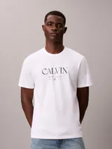 Remera Calvin Klein de manga corta y cuello redondo, color blanco, con diseño gráfico estampado del logo en el pecho.
