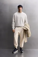 Sudadera negra de entrenamiento relaxed fit confeccionada en tejido de algodón con interior rizo, cuello redondo, manga larga y acabados en rib.