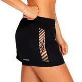 Short deportivo Asics de mujer, color negro con logo blanco y detalles de líneas diagonales en color salmón en el lateral. Confeccionado en tejido ligero de secado rápido y malla interior transpirable. Incluye bolsillo interior oculto.