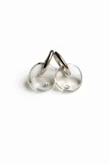 Aros de argolla dorada de acero quirúrgico con dije circular de resina traslúcida en tono gris humo y detalle de cristal incrustado.