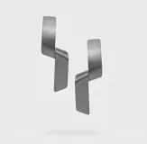 Aros colgantes plateados con forma de lazo.