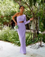 Vestido largo color lavanda de un hombro solo, con manga larga y abertura en la cintura.