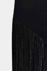Top negro de escote asimétrico y manga sisa, con bajo acabado en flecos largos del mismo tono.