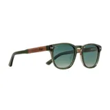 Lentes de sol Indie modelo Palm, con montura cuadrada de acetato color verde oliva y lentes degradadas en tonos de verde.