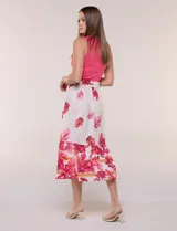 Vestido midi combinado de la marca Figueroa & Flower, con torso de modal azul sin mangas y cuello redondo, y falda evasé de rayón con estampado floral y paisajes en tonos blancos y azules, con cintura elastizada y lazo para anudar.