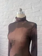 Minivestido marrón de microtul elastizado con cuello alto y mangas largas acampanadas.