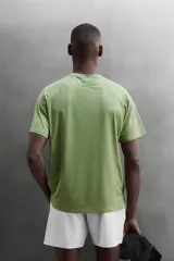 Remera de entrenamiento regular fit de Zara Athleticz, confeccionada en tejido técnico verde melange con estructura, ligero y elástico. Cuenta con tecnología Quick Dry nivel 2, cuello redondo, manga corta, costuras planas y detalle de logo estampado.