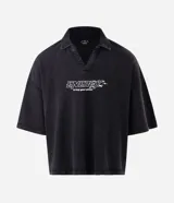 Remera de piquet de algodón con cuello polo y abertura en V. Presenta un corte overboxy holgado, mangas cortas y un estampado frontal con el lettering Energy.