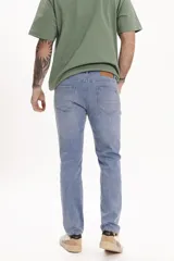 Pantalón de jean celeste, corte slim fit, con bolsillos delanteros y traseros.