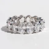 Anillo plateado de acero con cristales ovalados engarzados en todo el contorno.