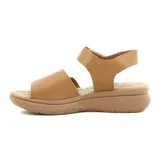 Sandalias negras con base marrón, tiras anchas con velcro y pulsera al tobillo.