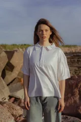 Remera blanca de rib con lurex dorado, corte oversize y doble cuello polo.