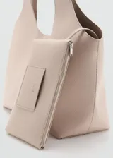 Bolso tipo tote color beige con diseño minimalista, asas integradas y costura central vertical.