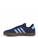 Championes urbanos Adidas modelo Court VL 3.0, color azul marino con las tres tiras características en celeste y suela de goma color marrón.