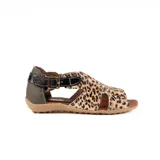 Sandalia baja combinada de cuero, con diseño animal print tipo leopardo en la parte delantera, talón verde militar y tira de ajuste negra con hebilla dorada.