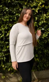 Remera o sweater fino de manga larga en color beige, con diseño especial para embarazo y lactancia que incluye una apertura horizontal.