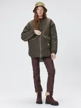 Campera reversible capitoneada con cierre frontal. Un lado es de color negro y el otro es de color beige, ambos con diseño acolchado. Cuenta con cuello redondo, mangas largas y bolsillos laterales.