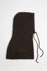 Balaclava marrón de punto en mezcla de mohair, con cordones ajustables.