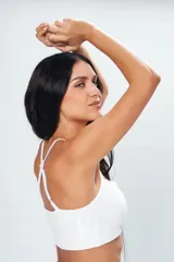 Top deportivo blanco con breteles finos y escote cuadrado.