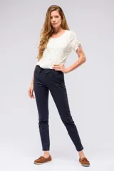 Pantalón de gabardina azul marino, de corte skinny y tiro medio, con bolsillos laterales y trabillas para cinturón.
