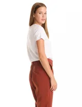 Pantalón de corte relajado con frente liso y cintura elástica en la parte posterior. Presenta una silueta fluida con pierna sutilmente entallada, bolsillos laterales diagonales y bolsillos traseros simulados.