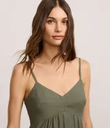 Vestido largo de corte evasé confeccionado en crepé color verde oliva. Presenta escote corazón, breteles finos ajustables, espalda con lastex y tajo lateral en el ruedo.