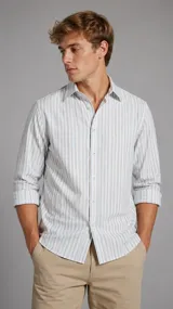 Camisa de manga larga con cuello italiano y cierre frontal de botones, con diseño de rayas verticales en tonos celestes, grises y blancos.