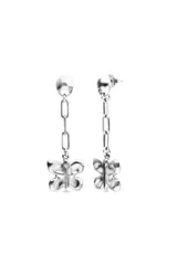 Pendientes colgantes de aleación metálica bañados en plata, con diseño de cadena de eslabones y dije de mariposa en el extremo.