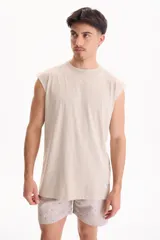 Musculosa de algodón fit oversize con lavado acid wash color marrón, cuello redondo y sisas amplias.