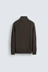 Jersey de punto perlado con cuello perkins y cierre frontal de cremallera. Presenta un corte regular fit, manga larga y acabados en rib en puños y bajo.
