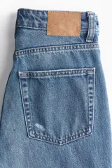 Jean tobillero de cinco bolsillos en denim de algodón rígido, con piernas rectas y tiro alto.