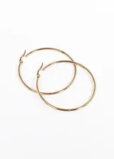 Set de aros tipo argolla dorados de acero quirúrgico hipoalergénico. El set incluye tres pares de aros de diferentes tamaños.