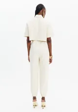 Pantalón blanco acolchado con cintura elástica y bolsillos laterales con cierre.