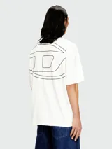 Remera de corte oversize en color blanco, confeccionada en algodón de alta calidad con cuello redondo y mangas cortas.