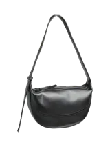 Cartera de hombro de poliuretano efecto cuero color negro, de diseño curvo con cierre superior con cremallera y costuras decorativas. Incluye correa ajustable para el hombro.