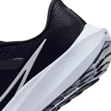 Championes de running Nike Pegasus 40 para hombre, color blanco con detalles en negro, verde neón y azul. Presentan un diseño de malla transpirable, logo Swoosh negro y mediasuela con tecnología Air Zoom.
