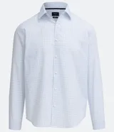 Camisa de corte comfort, manga larga con cuello camisero y cierre frontal de botones. Presenta un estampado de cuadros tipo grid en tonos claros sobre fondo blanco.