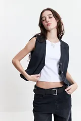 Chaleco de jean celeste con corte moderno, escote en V y tres botones.