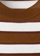 Chaleco de punto a rayas horizontales en tonos marrón y blanco, con cuello polo y diseño sin mangas.