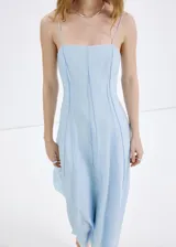 Vestido midi celeste de tirantes finos, con escote cuadrado y costuras verticales decorativas. Confeccionado en mezcla de lyocell y poliamida, con forro interior de algodón.