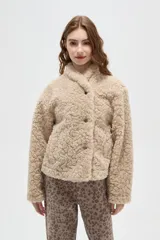 Tapado corto de textura tipo corderito en color beige, con cuello chimenea y cierre frontal con botones.