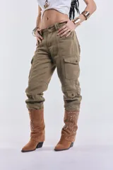 Pantalón cargo tipo babucha de denim en color verde militar, con bolsillos laterales con solapa y puños elásticos en los tobillos.