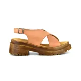 Sandalias color salmón con tiras cruzadas, plataforma de madera y suela con dibujo.